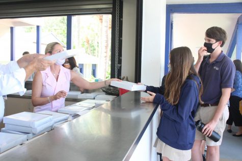 Students receive pizza from Big Apple at the Buc Café during the first vendor lunch of the year on Wednesday, September 8.