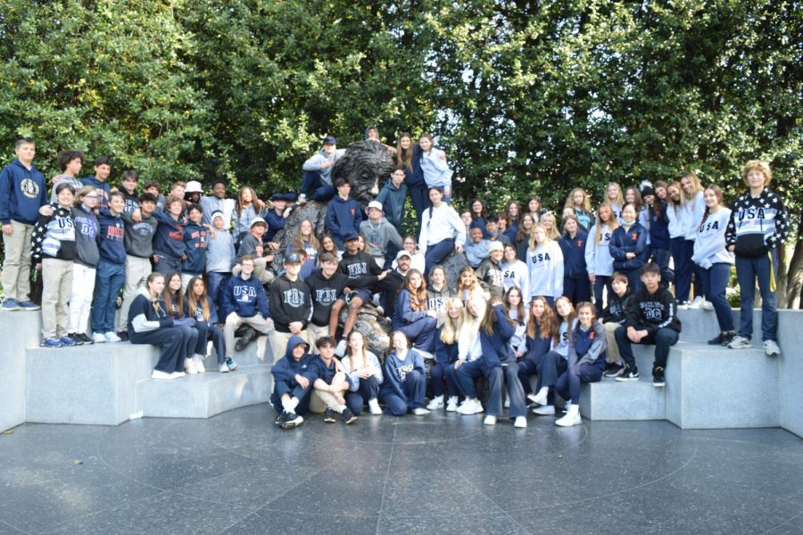 The+Class+of+2026+poses+in+front+of+the+Einstein+Statue+for+the+traditional+group+picture.+%28Mr.+Bradley+Galvin%29